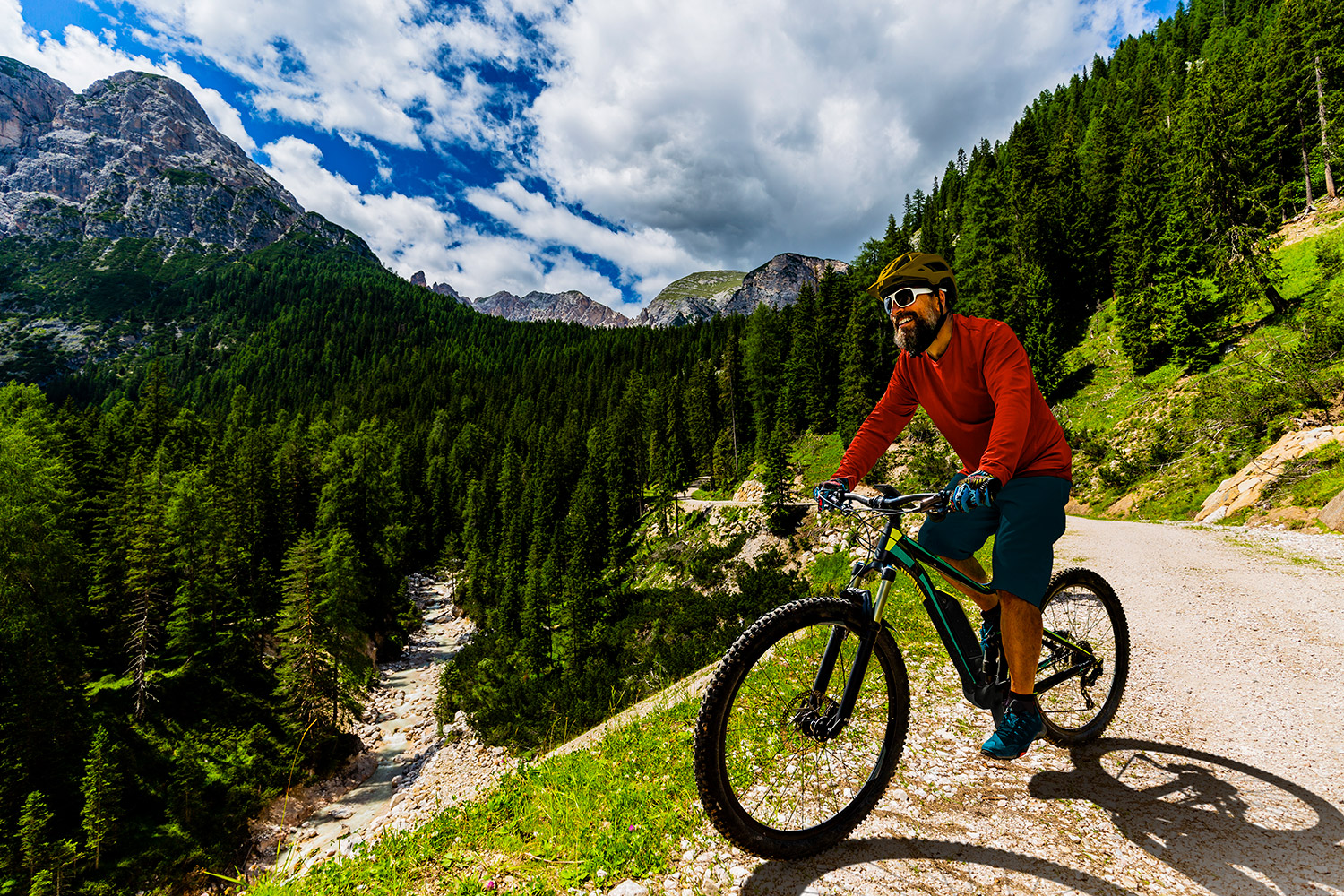 Radfahrer auf Bergstraße mit schöner Aussicht