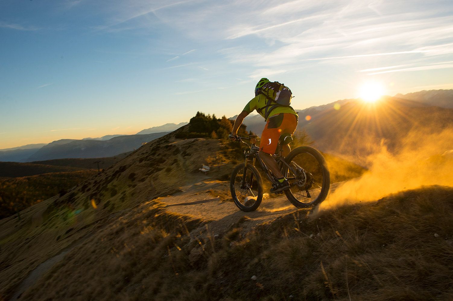 Mountenbiken bei Sonnenuntergang in den Alpen